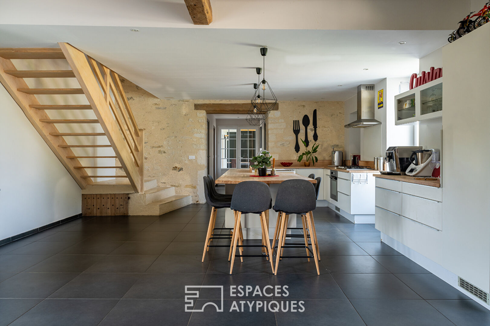 Charming residence and swimming pool in the town center