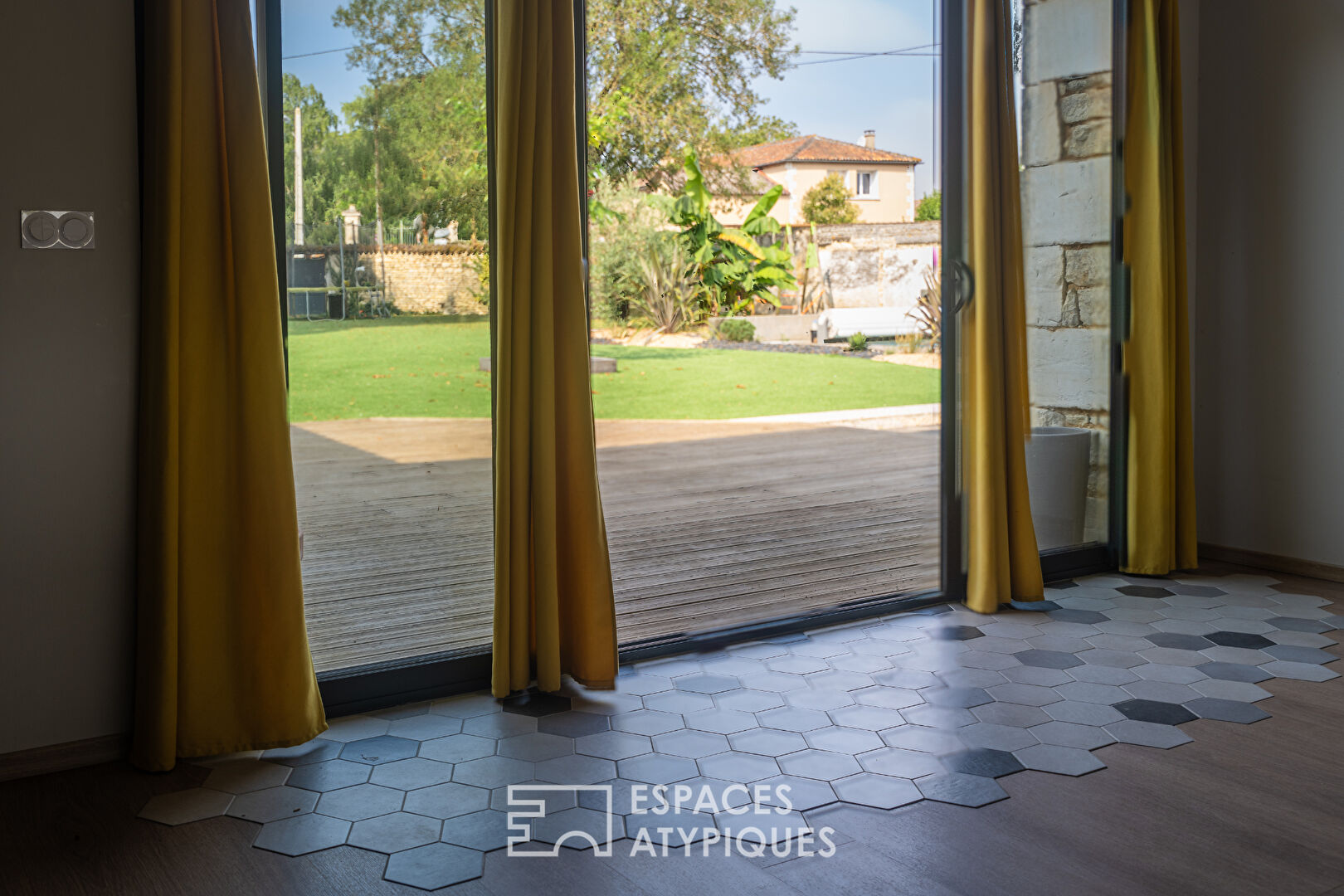 Charming residence and swimming pool in the town center