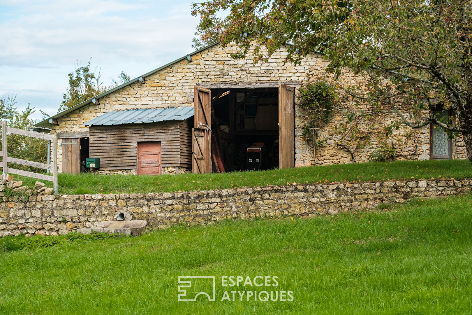 Ferme poitevine et ses dépendances nichée en pleine nature