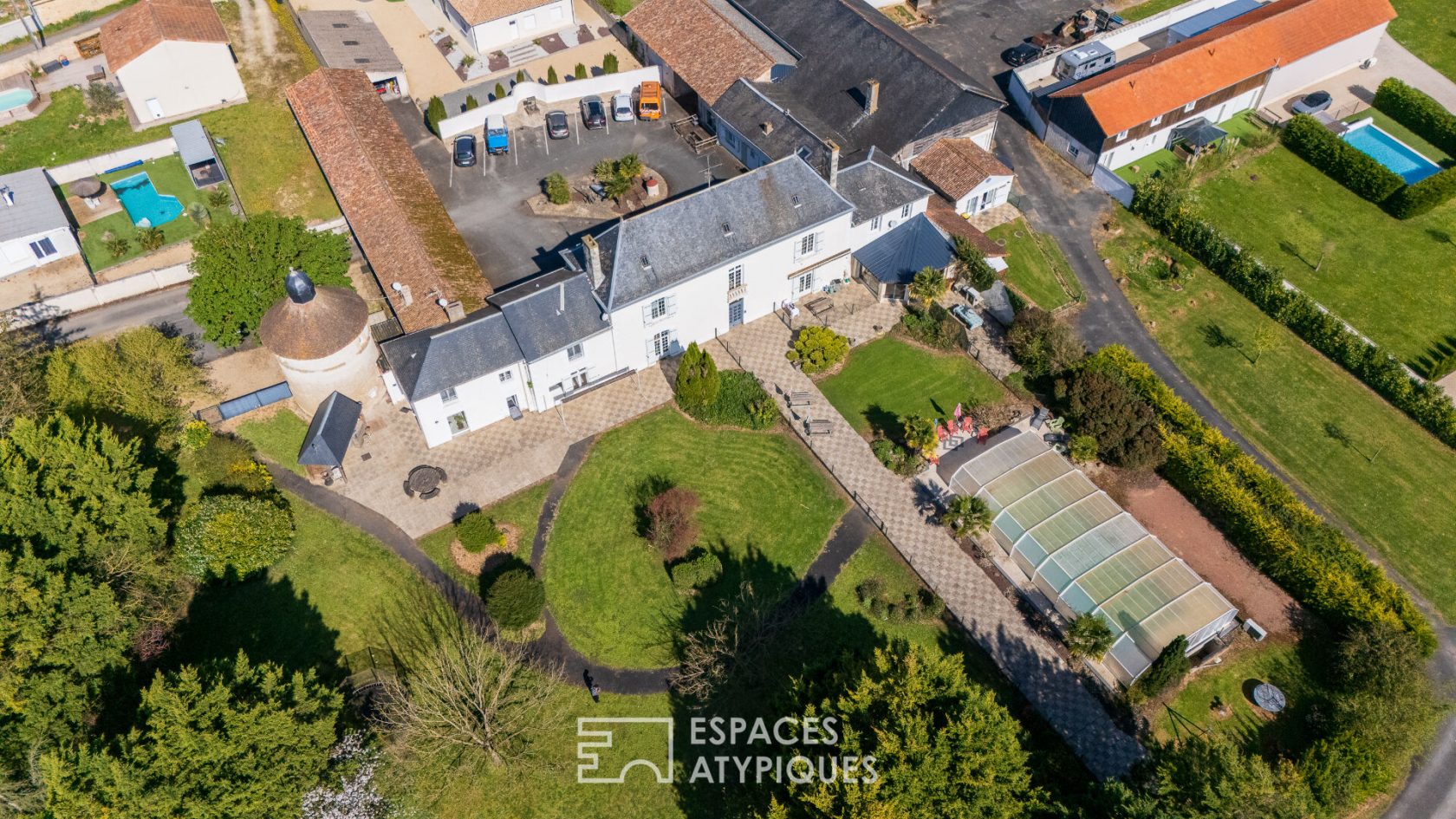 Domaine de caractère dans un écrin de verdure
