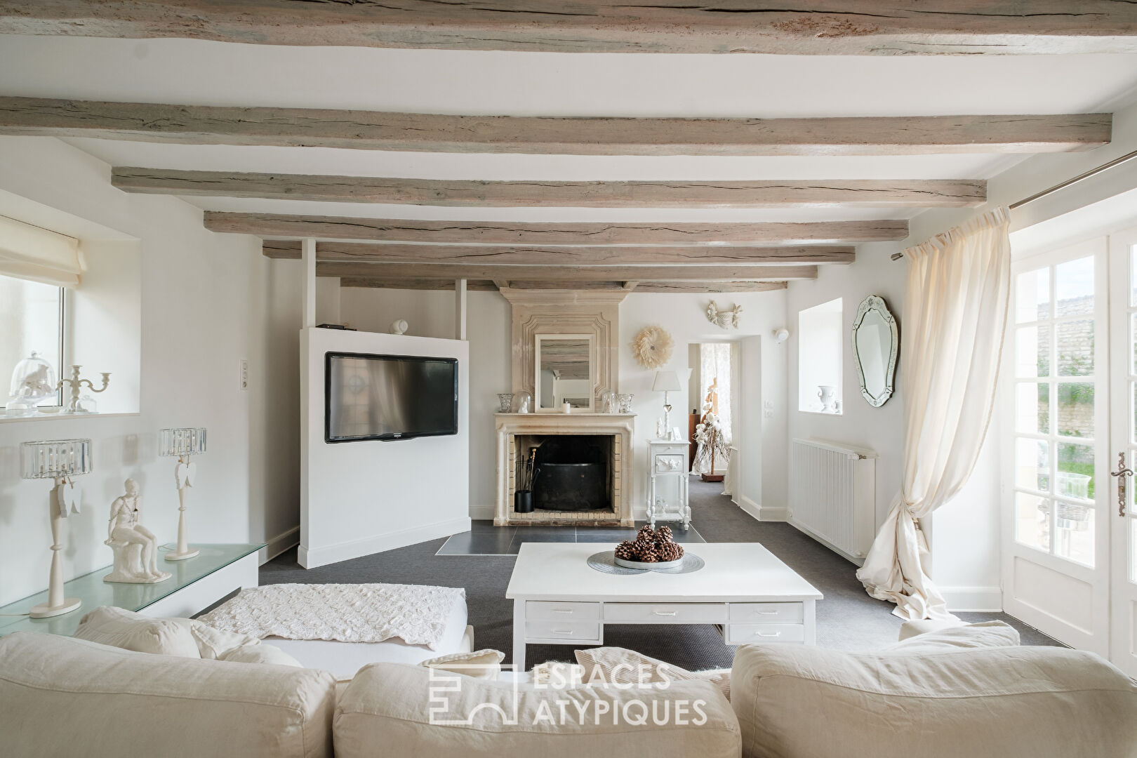 Elégante maison en pierre avec piscine et jacuzzi, aux portes de Poitiers