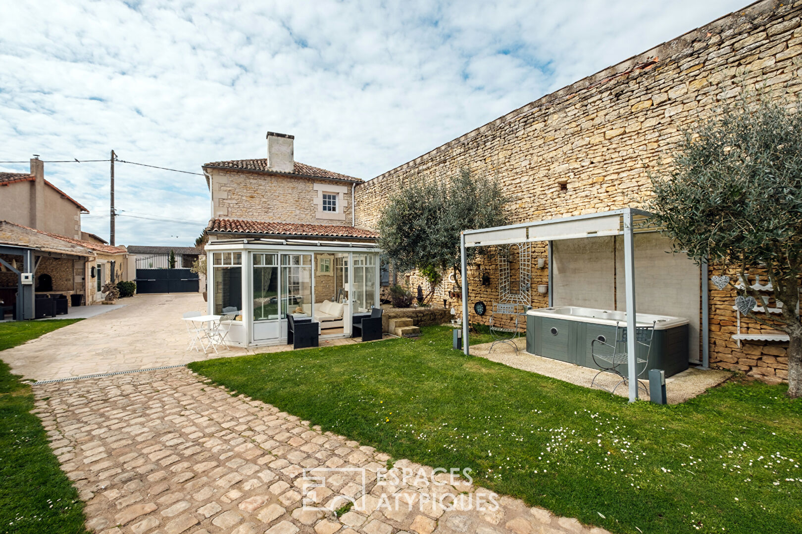 Elégante maison en pierre avec piscine et jacuzzi, aux portes de Poitiers