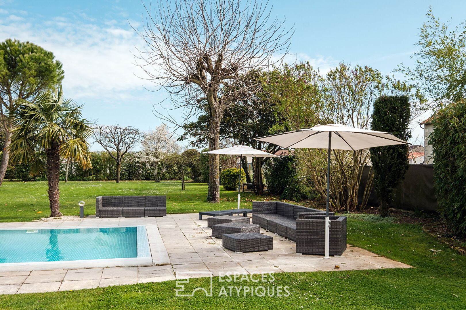 Elégante maison en pierre avec piscine et jacuzzi, aux portes de Poitiers
