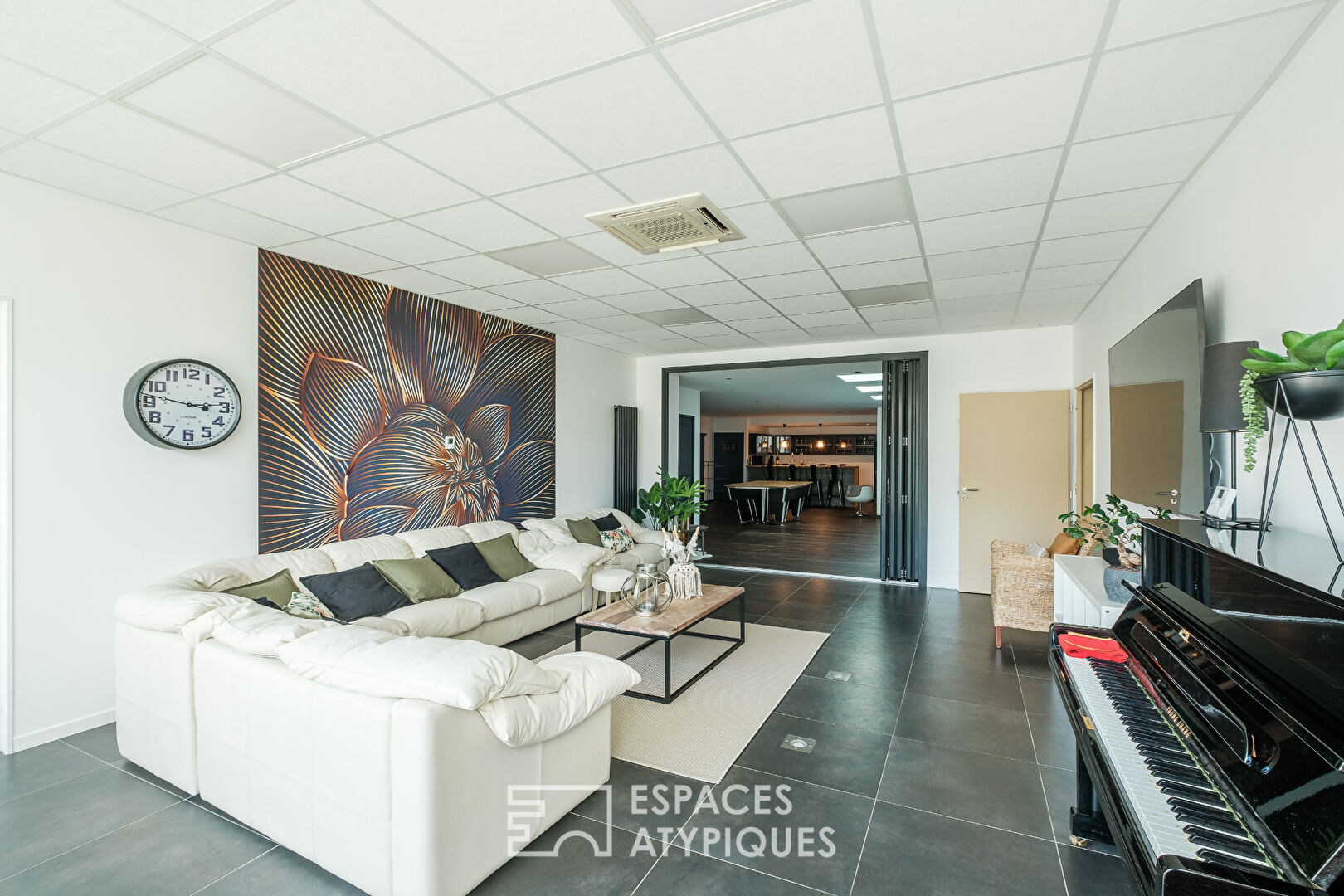 Maison contemporaine avec espace bien-être, patio et piscine à Buxerolles