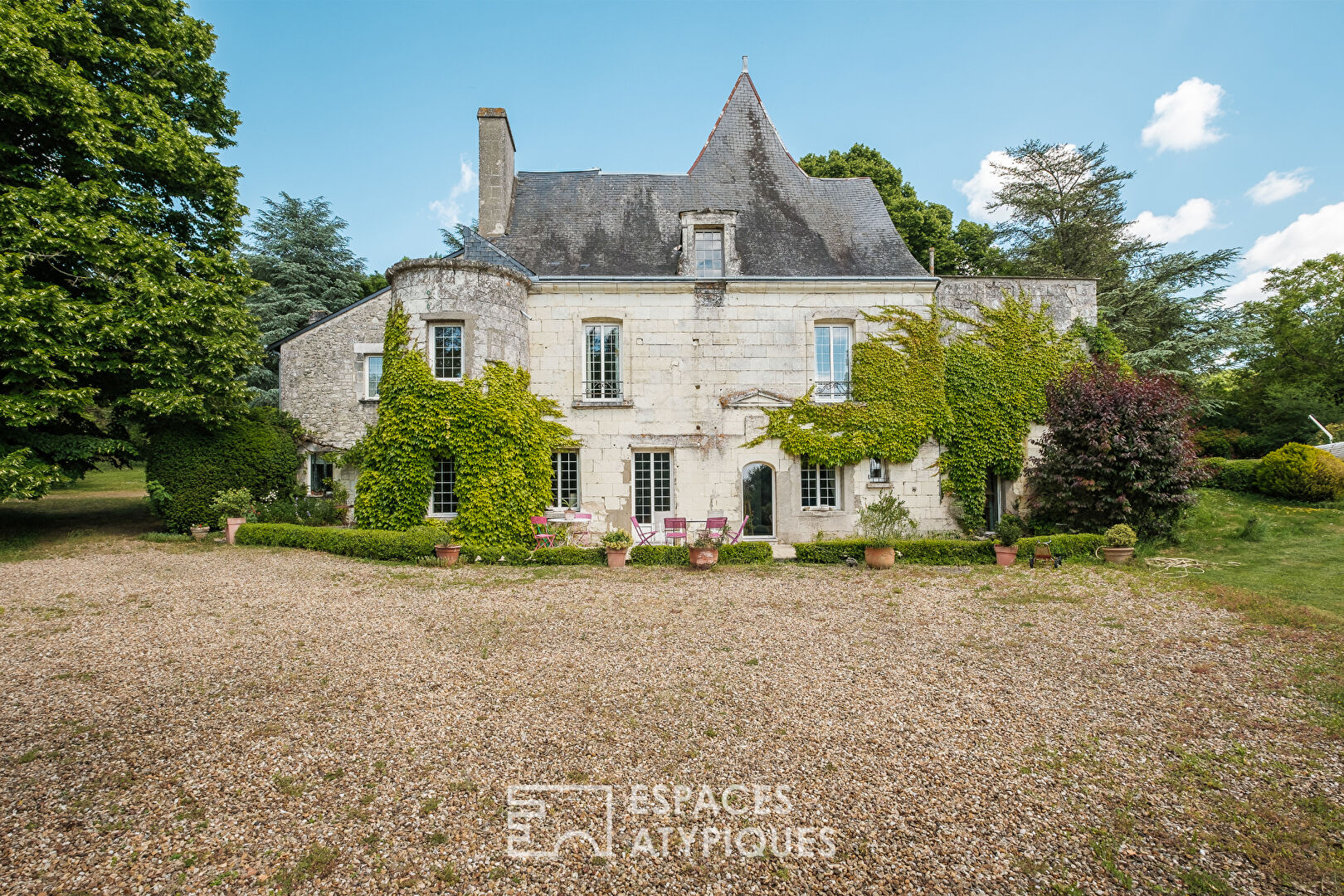 Propriété d’exception avec parc arboré, piscine et chapelle à Châtellerault