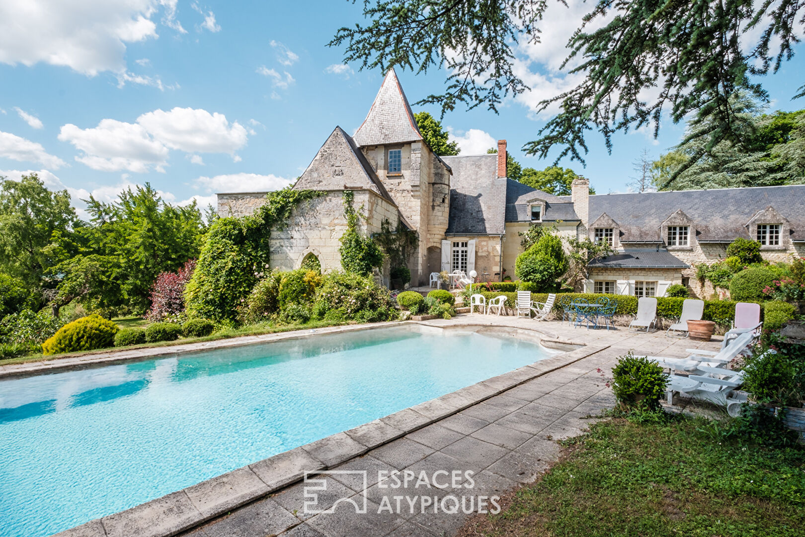 Propriété d’exception avec parc arboré, piscine et chapelle à Châtellerault