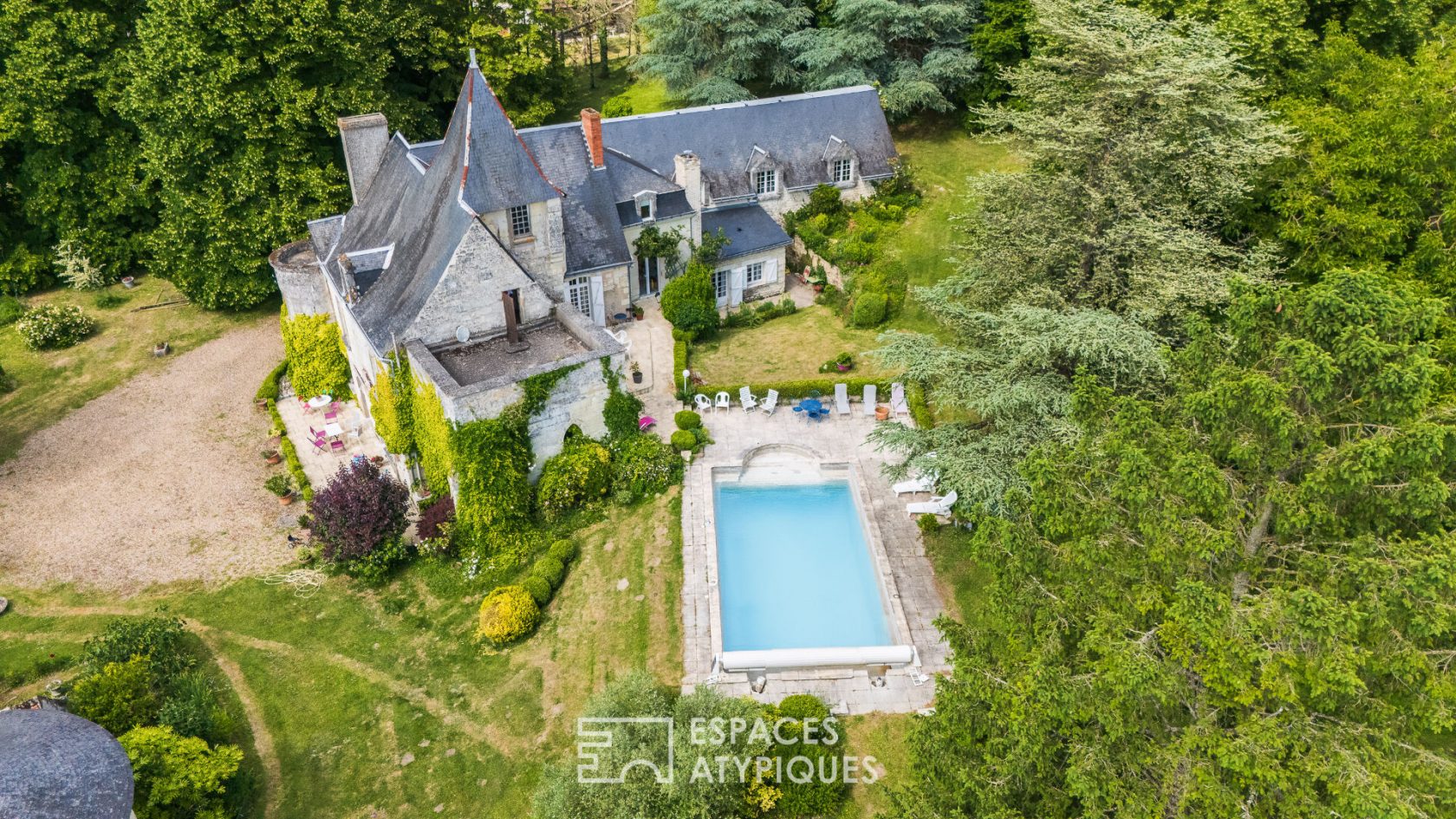Propriété d’exception avec parc arboré, piscine et chapelle à Châtellerault