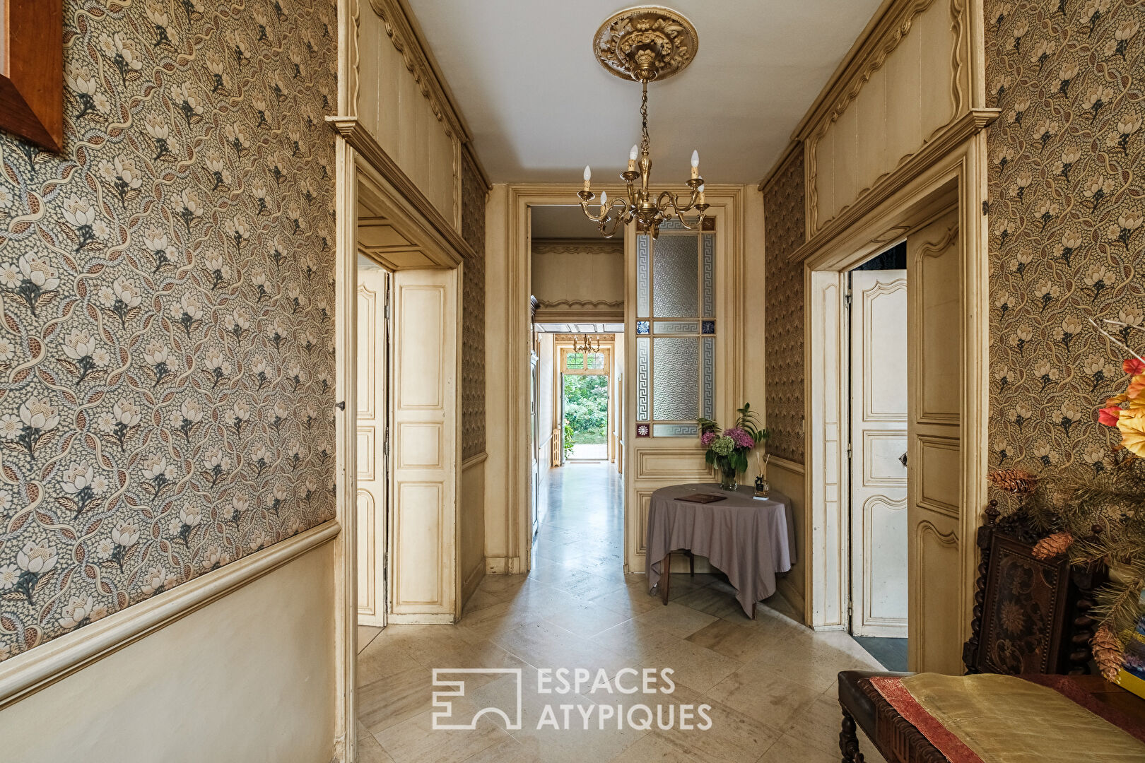 18th century mansion in the heart of the city
