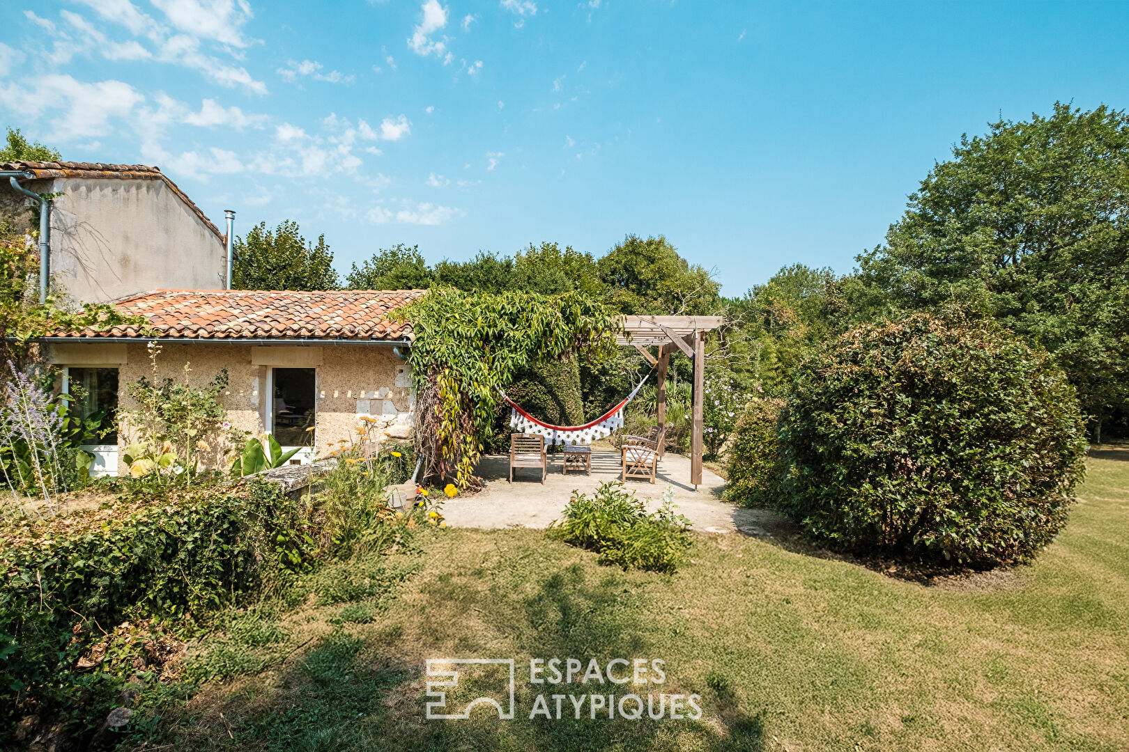 Poitevin house of character surrounded by its wooded park