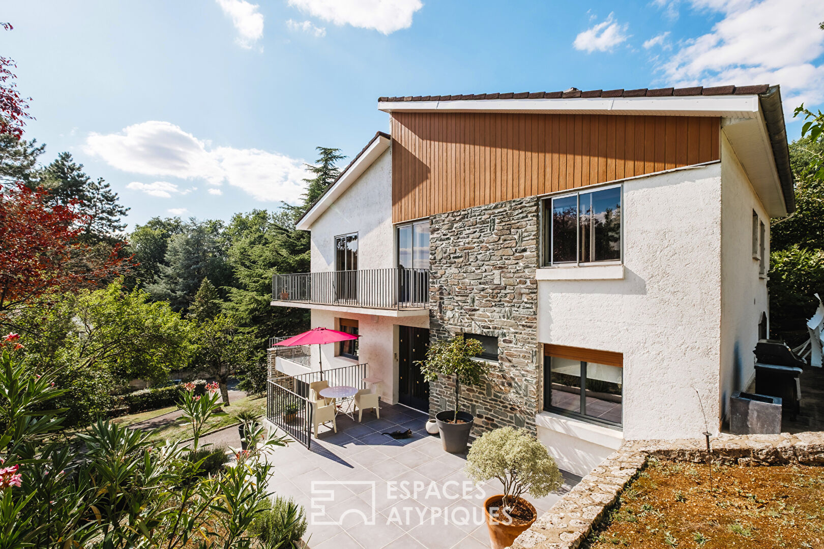 Modernist architect-designed house on the outskirts of Poitiers