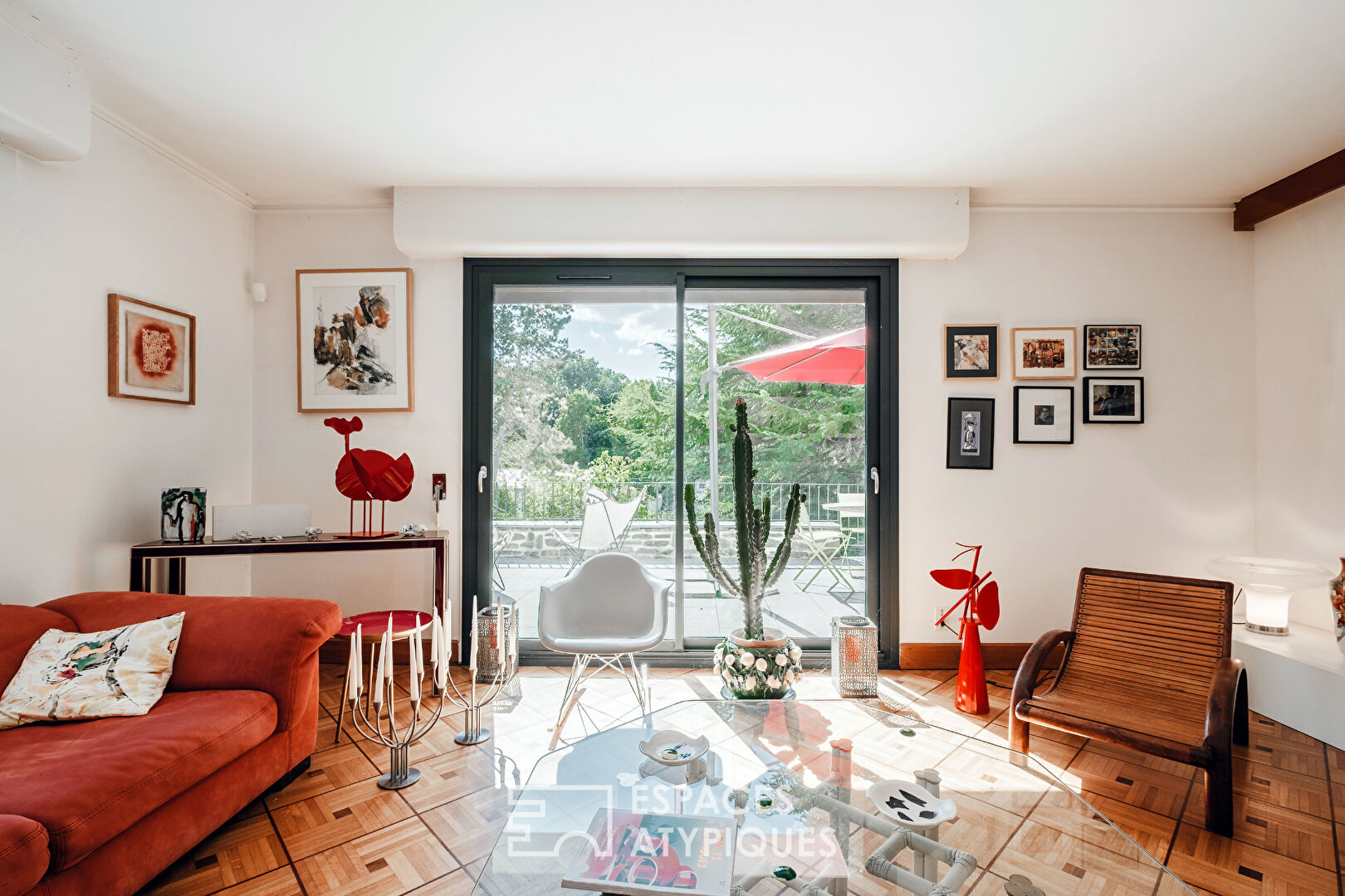 Modernist architect-designed house on the outskirts of Poitiers