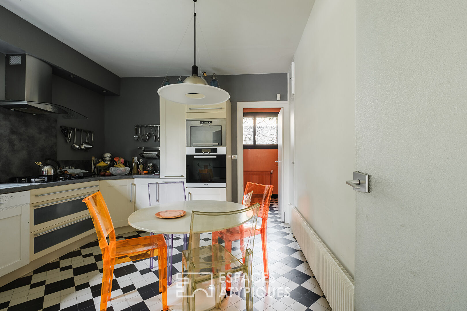 Modernist architect-designed house on the outskirts of Poitiers