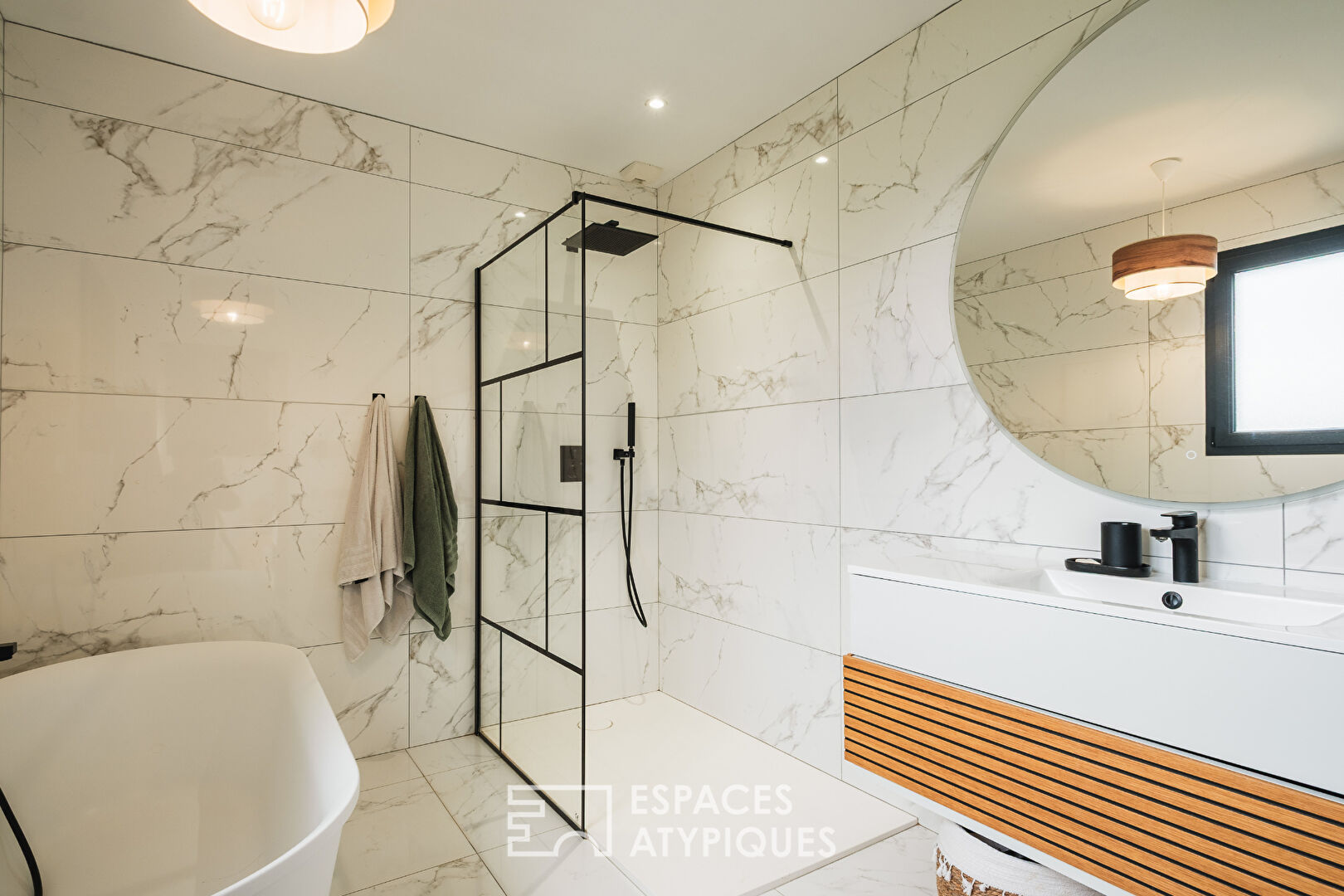 Elégante et spacieuse contemporaine