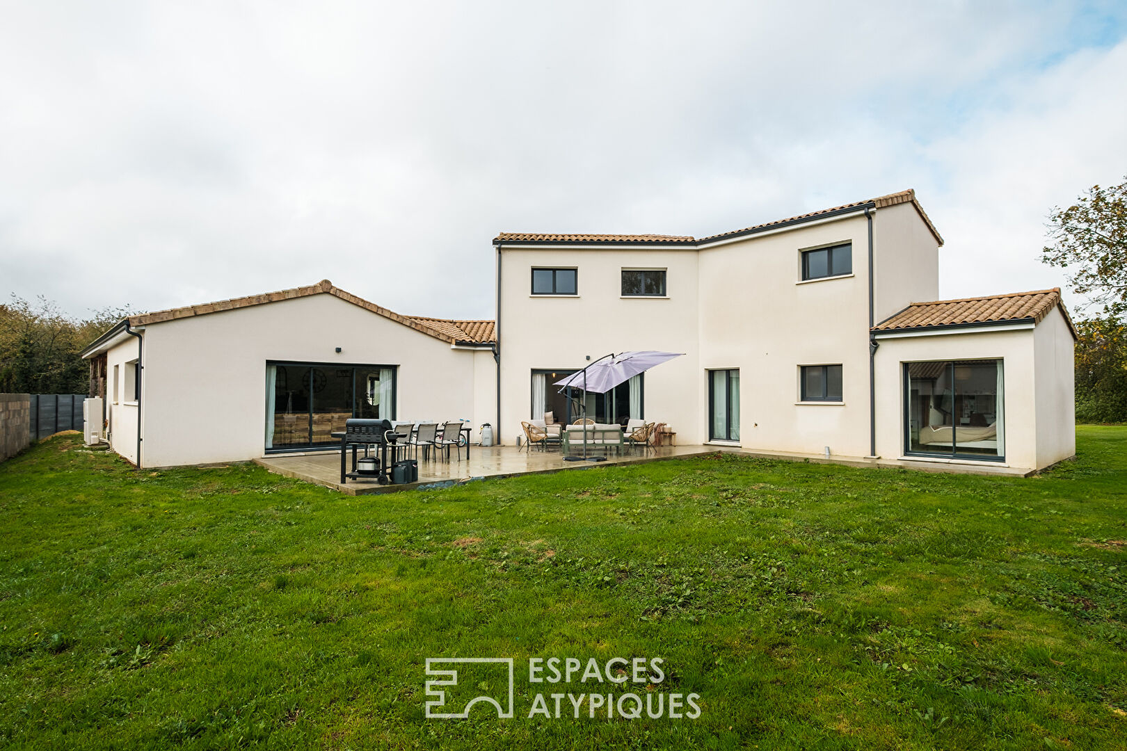 Elégante et spacieuse contemporaine