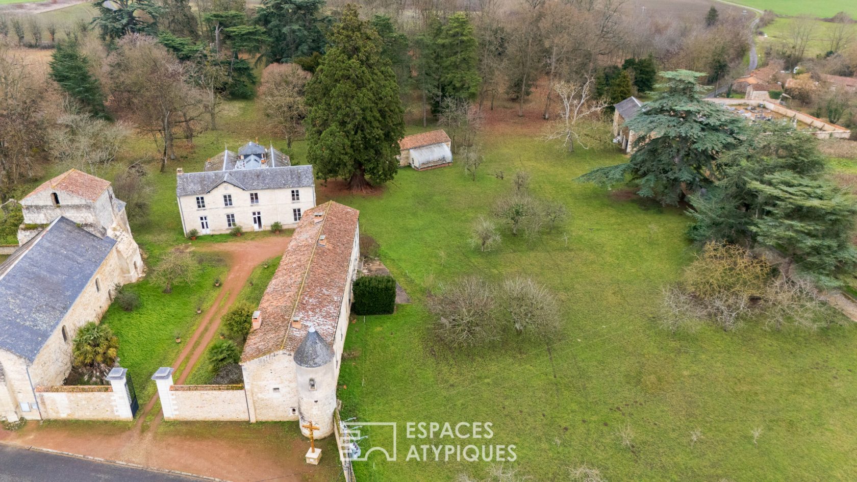 Propriété d&rsquo;exception avec deux maisons et parc au nord de la Vienne