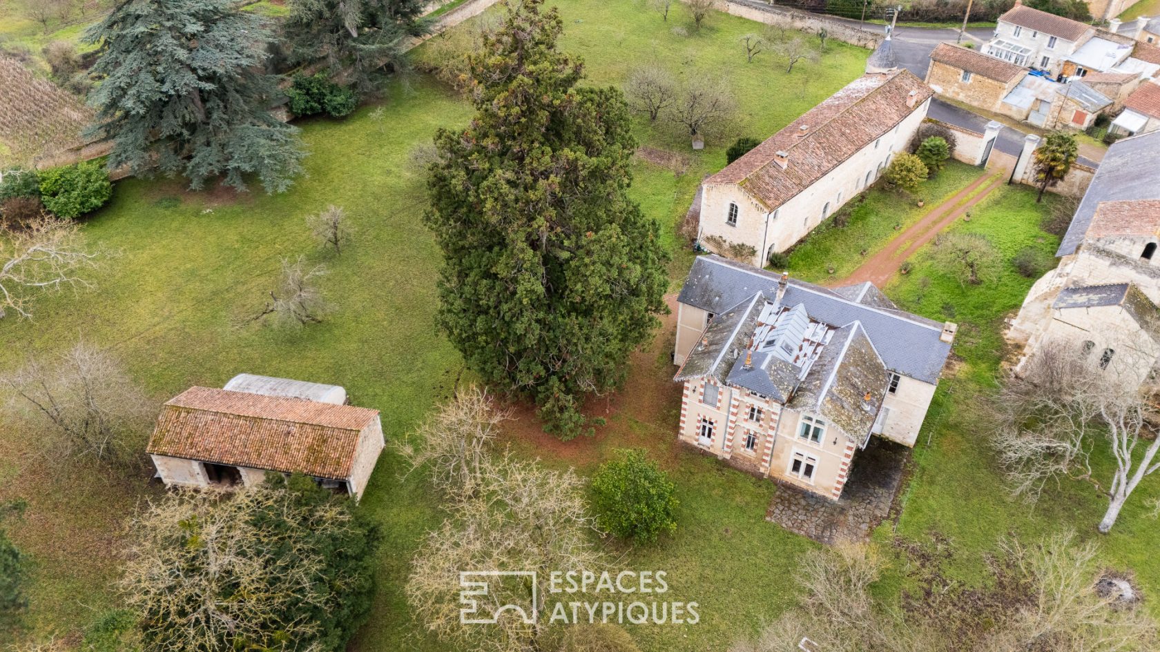 Propriété d&rsquo;exception avec deux maisons et parc au nord de la Vienne