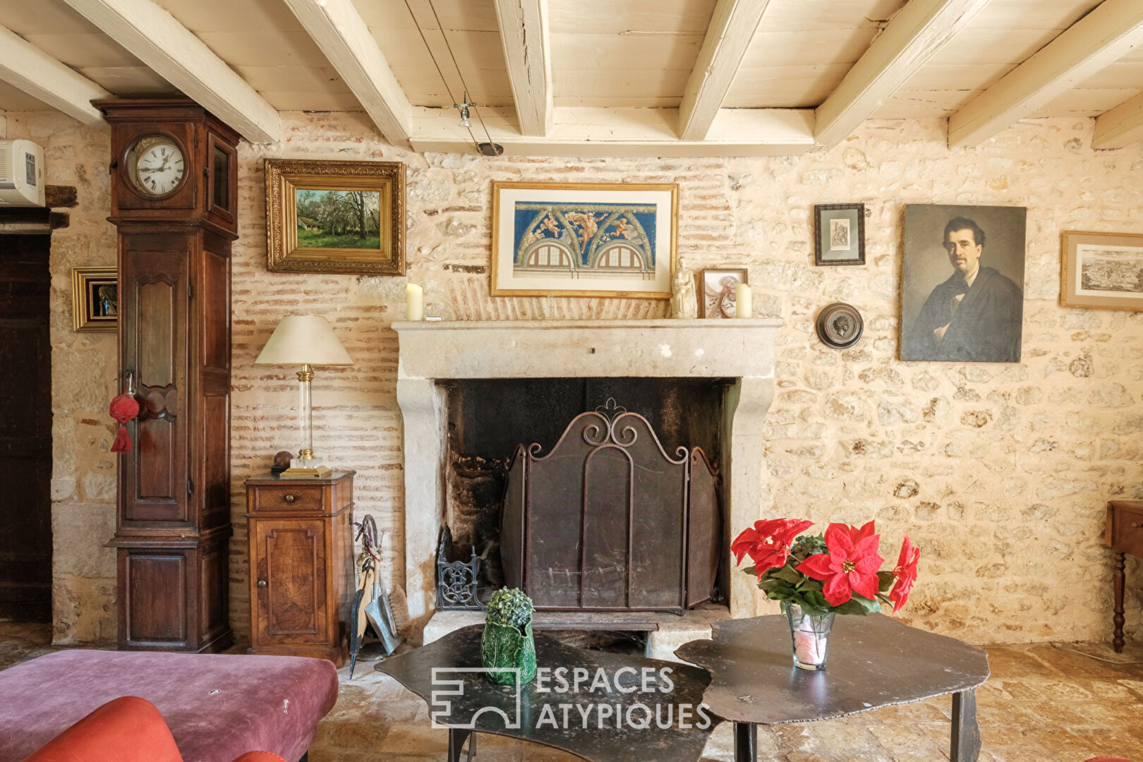 Maison de caractère du XVe, avec grand étang pittoresque