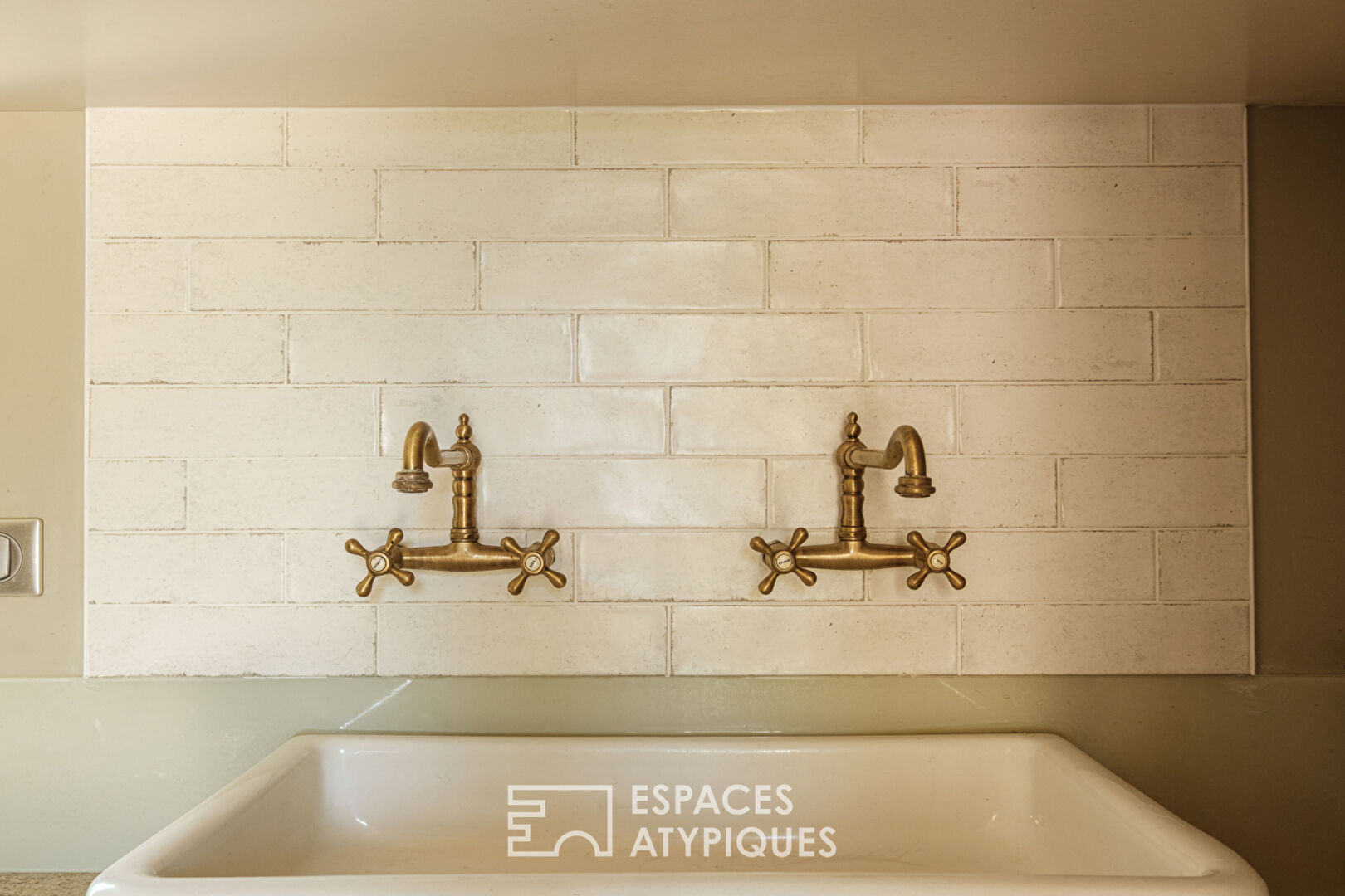 Maison de caractère du XVe, avec grand étang pittoresque