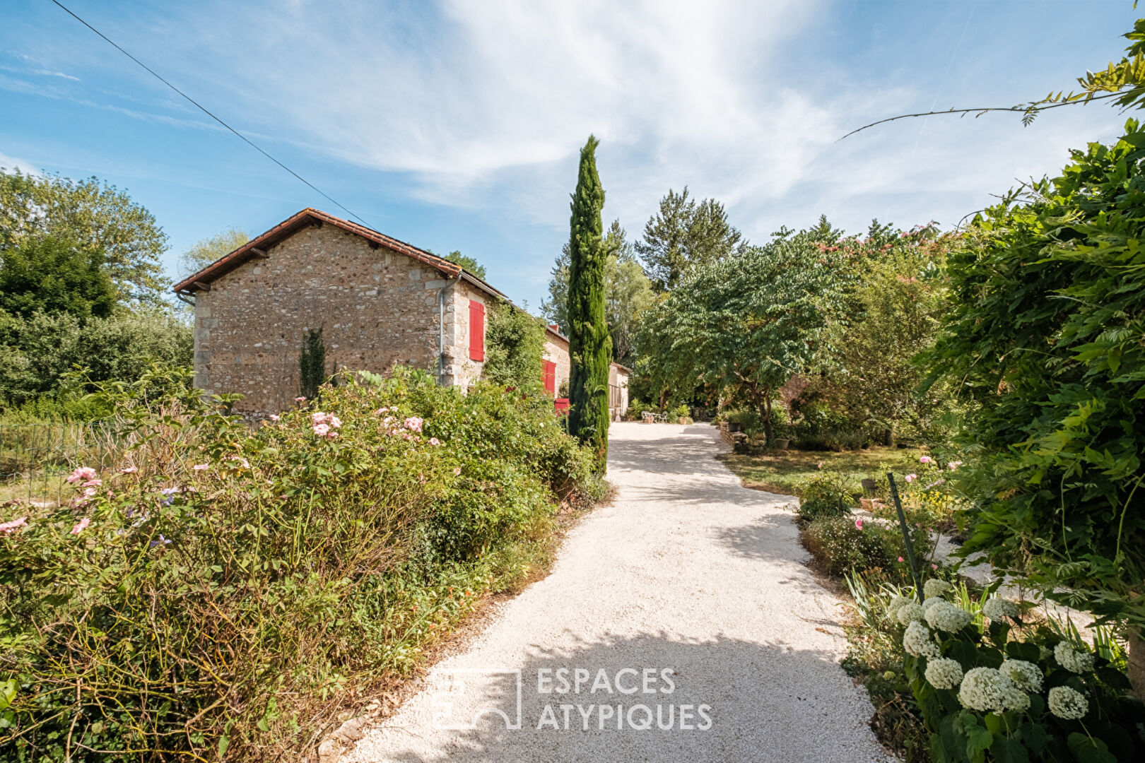 Maison de caractère du XVe, avec grand étang pittoresque