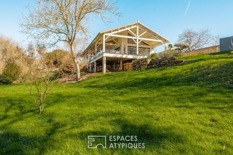 Maison d&rsquo;architecte avec piscine en surplomb de rivière