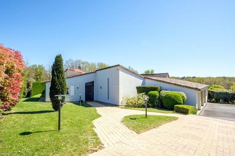 Longère revisitée avec piscine et salle de musique dans un cadre naturel  privilégié