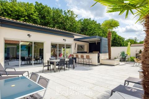 Villa contemporaine de plain-pied avec bois et piscine intérieure