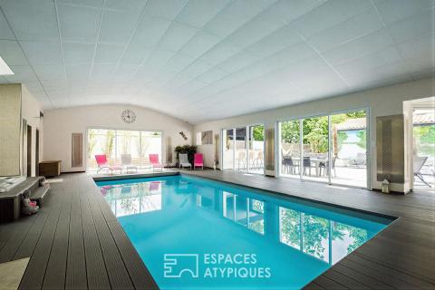 Villa contemporaine de plain-pied avec bois et piscine intérieure