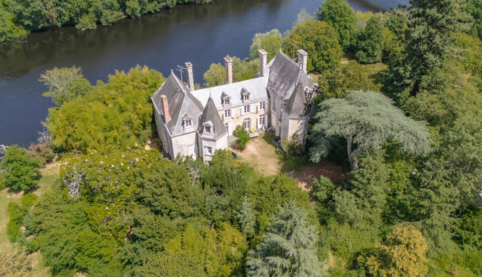 Château du XVI ème réhabilité surplombant la Vienne