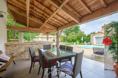Maison en pierre avec piscine et dépendances aménagées