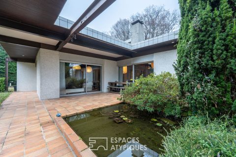 Villa seventies aux lignes modernistes avec piscine