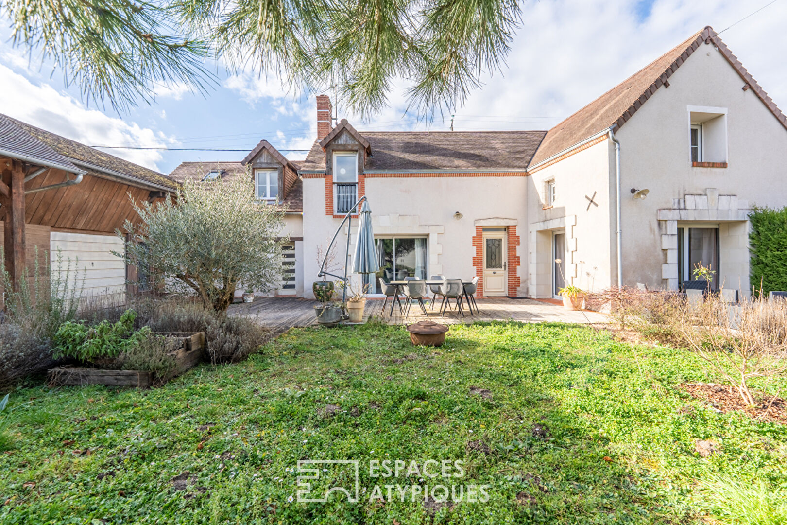 Maison de campagne rénovée avec jardin clos et dépendance