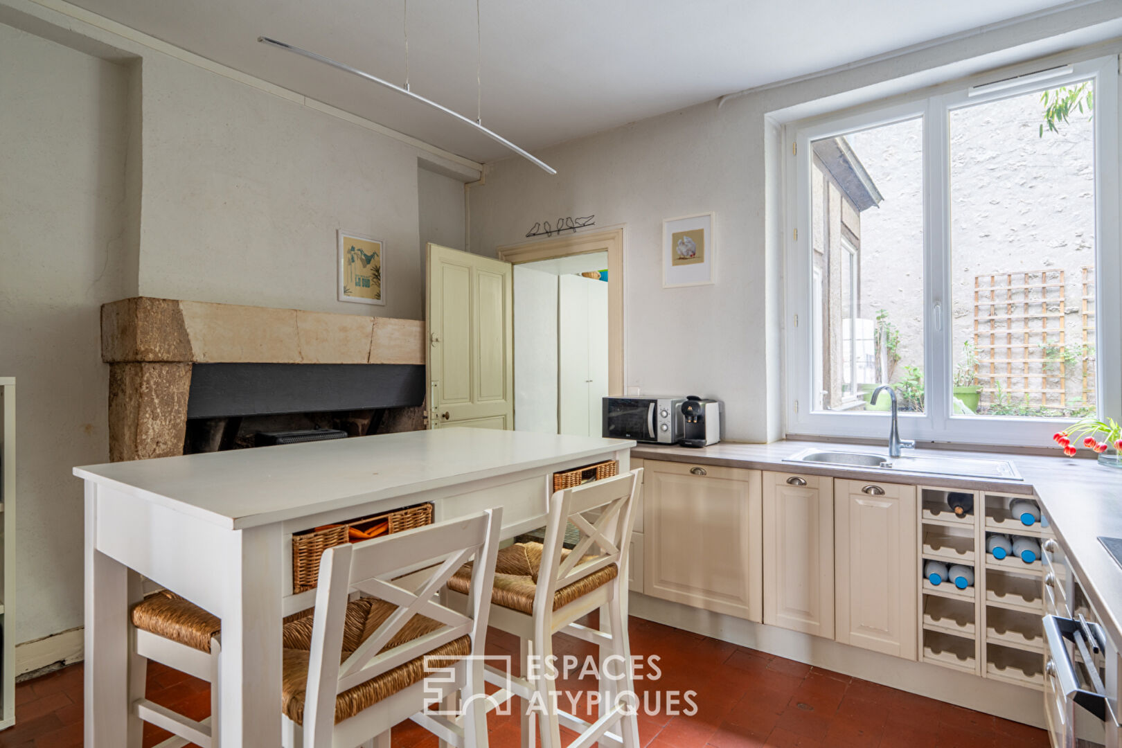 Elégante demeure avec sa cour pavée en coeur de ville