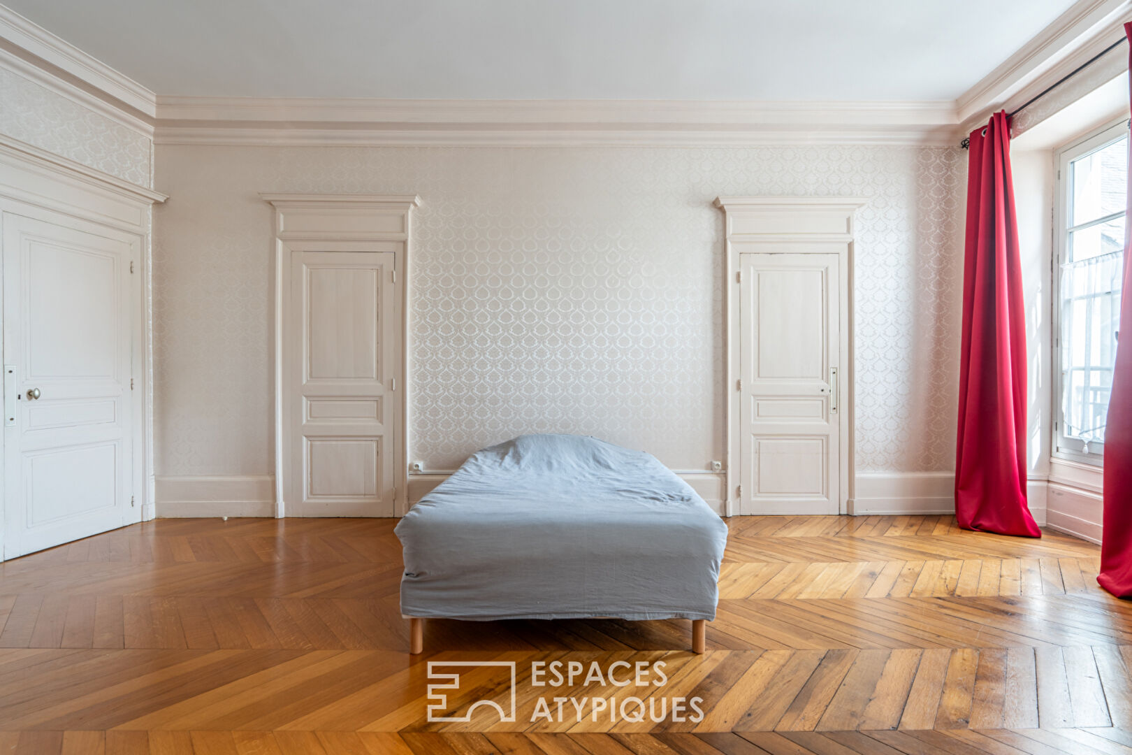 Elégante demeure avec sa cour pavée en coeur de ville