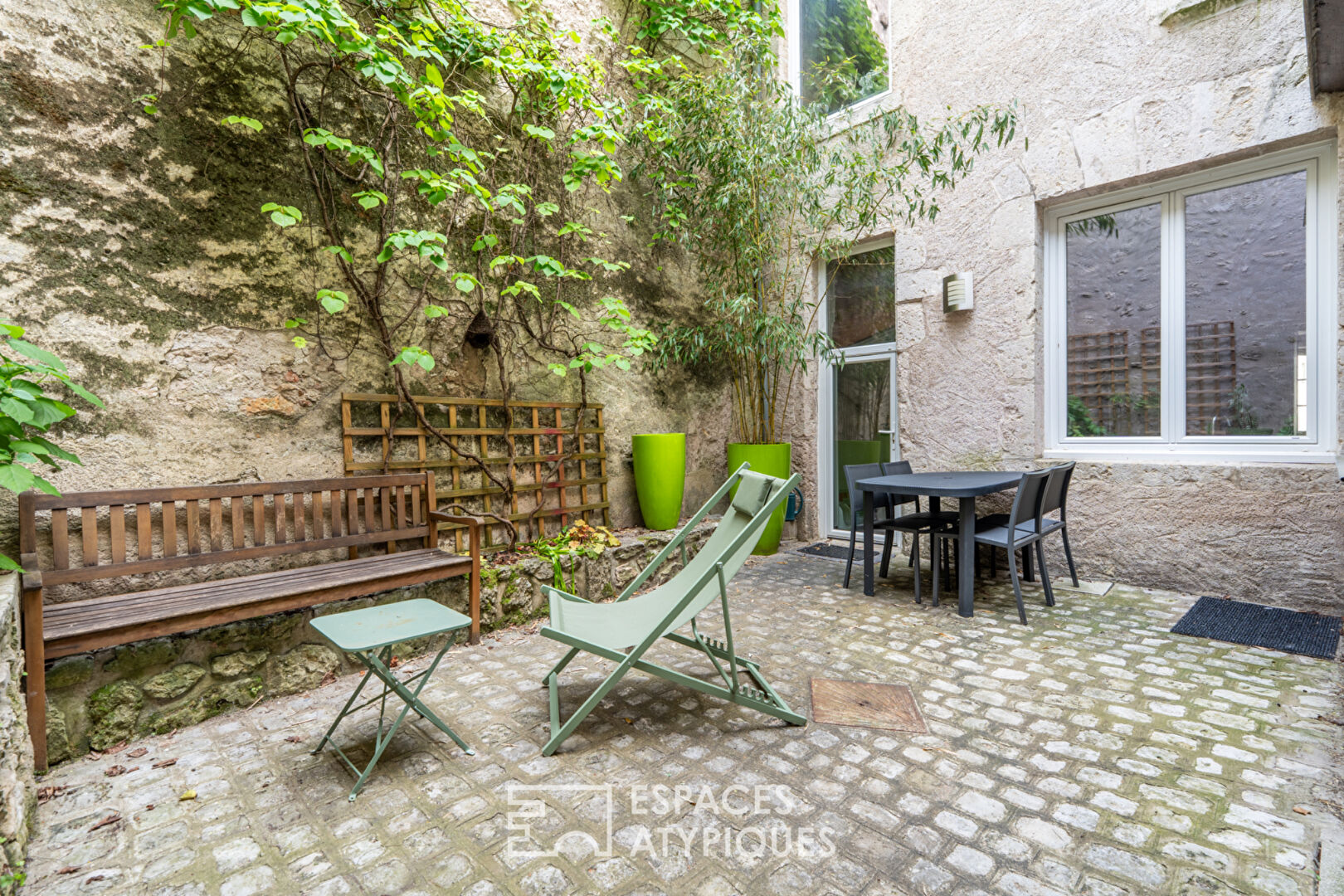 Elégante demeure avec sa cour pavée en coeur de ville