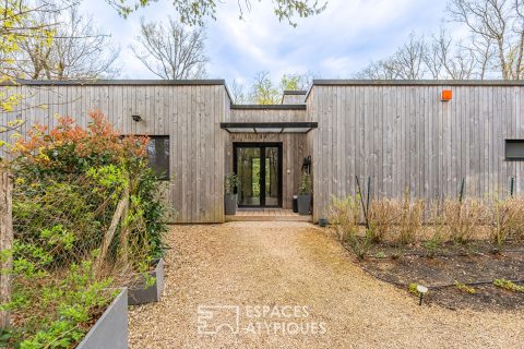 L’élégante maison en bois dans son écrin de verdure