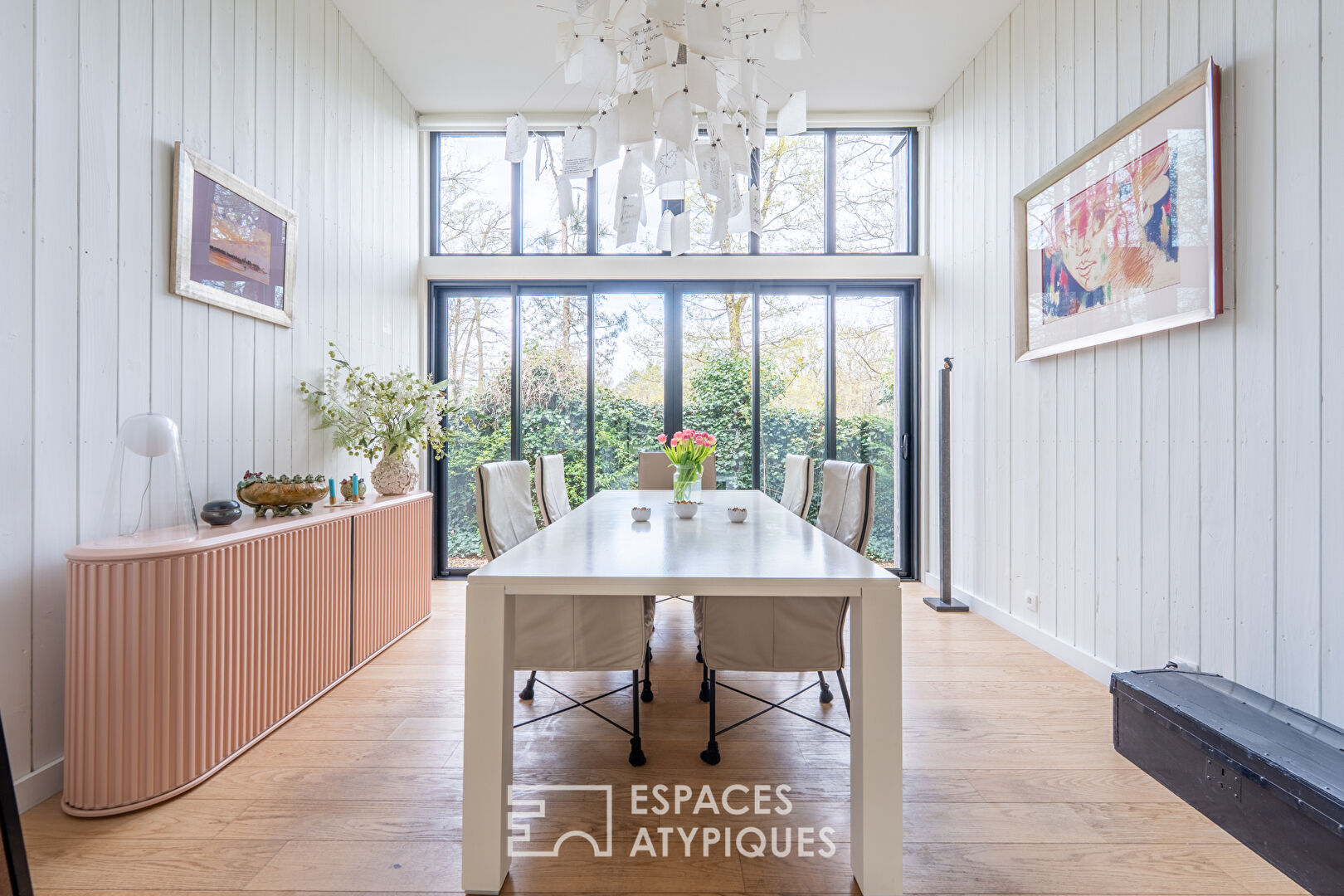 L’élégante maison en bois dans son écrin de verdure