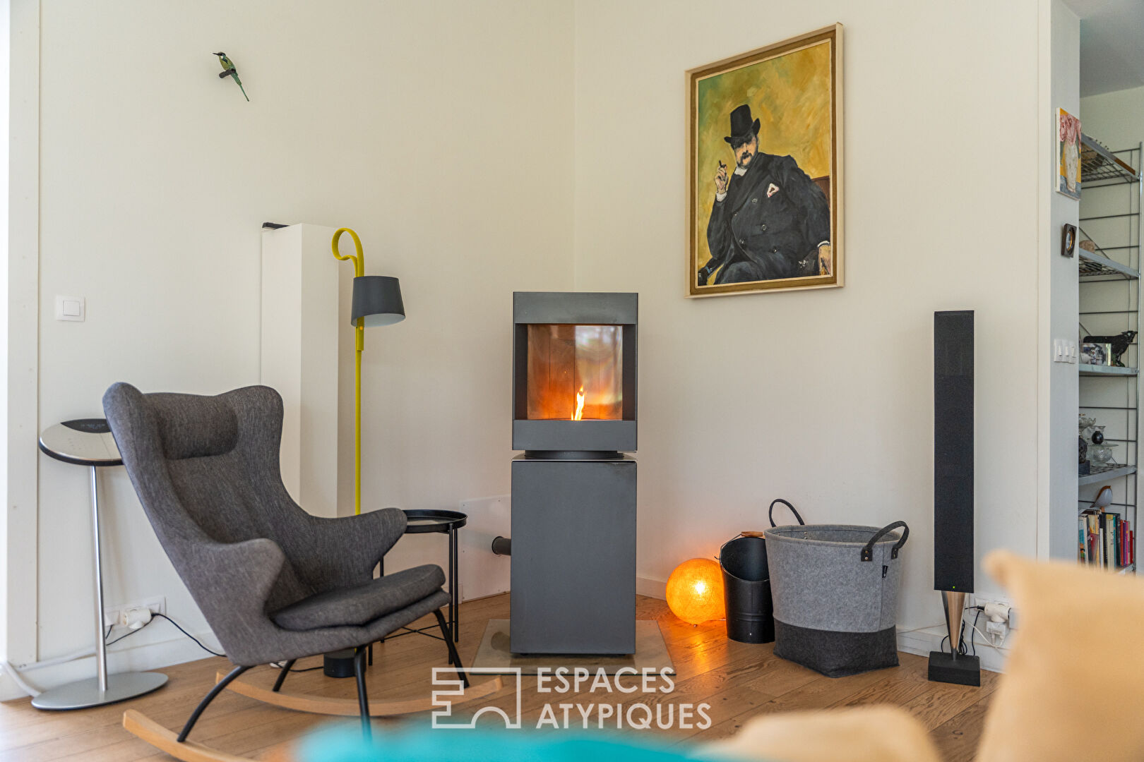 L’élégante maison en bois dans son écrin de verdure