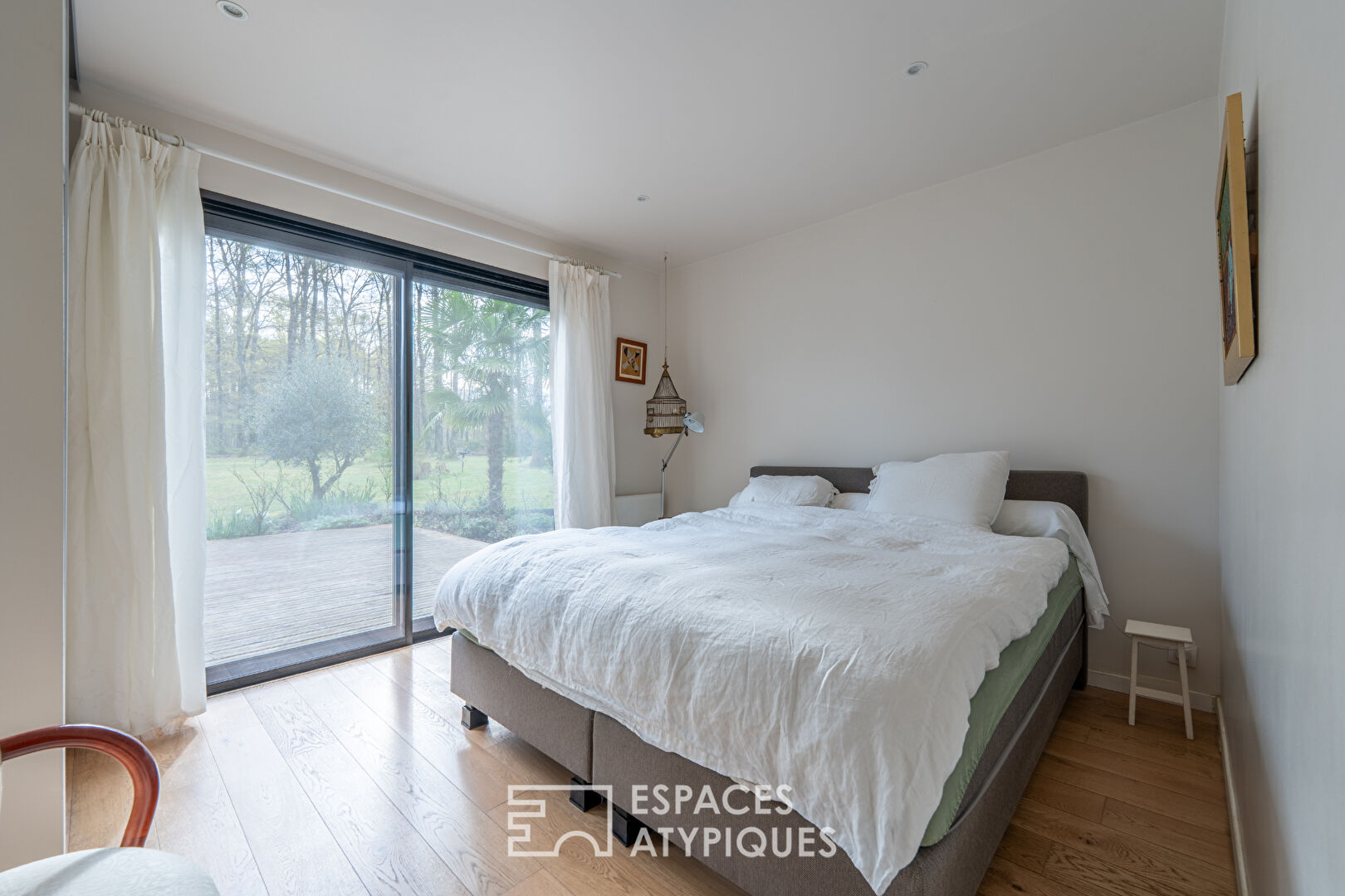L’élégante maison en bois dans son écrin de verdure