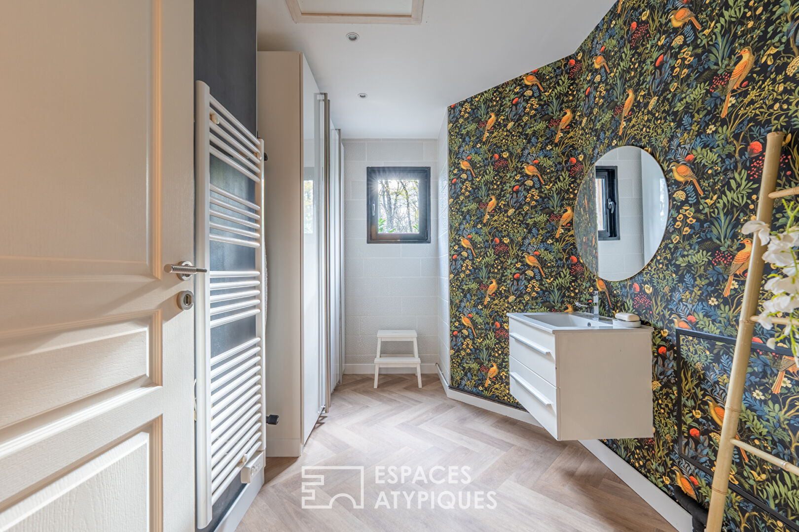 L’élégante maison en bois dans son écrin de verdure