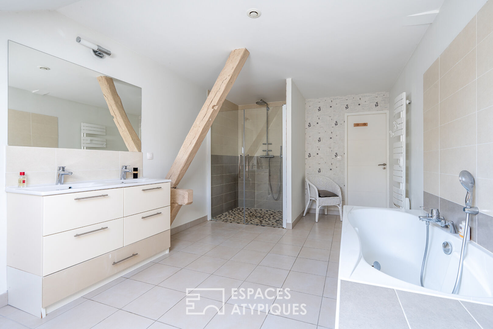 Maison de village et son extérieur avec vue dégagée