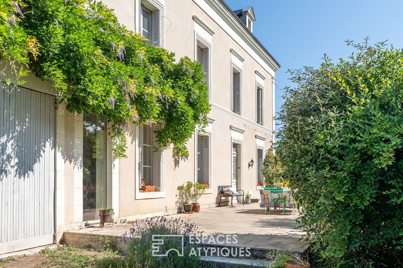 Bâtisse de caractère au cœur d’un village paisible