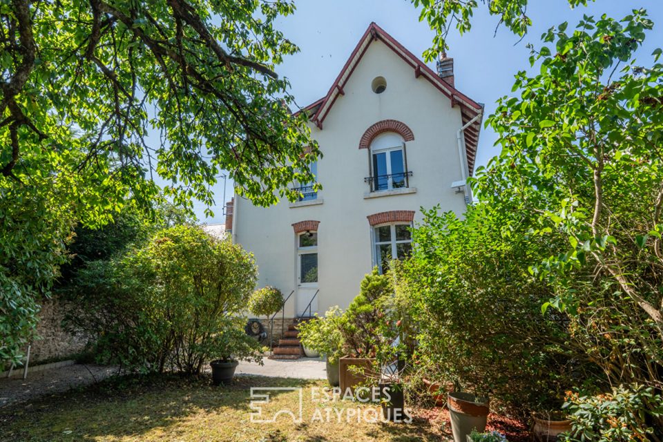 Maison de ville début XXème avec jardin arboré et garage