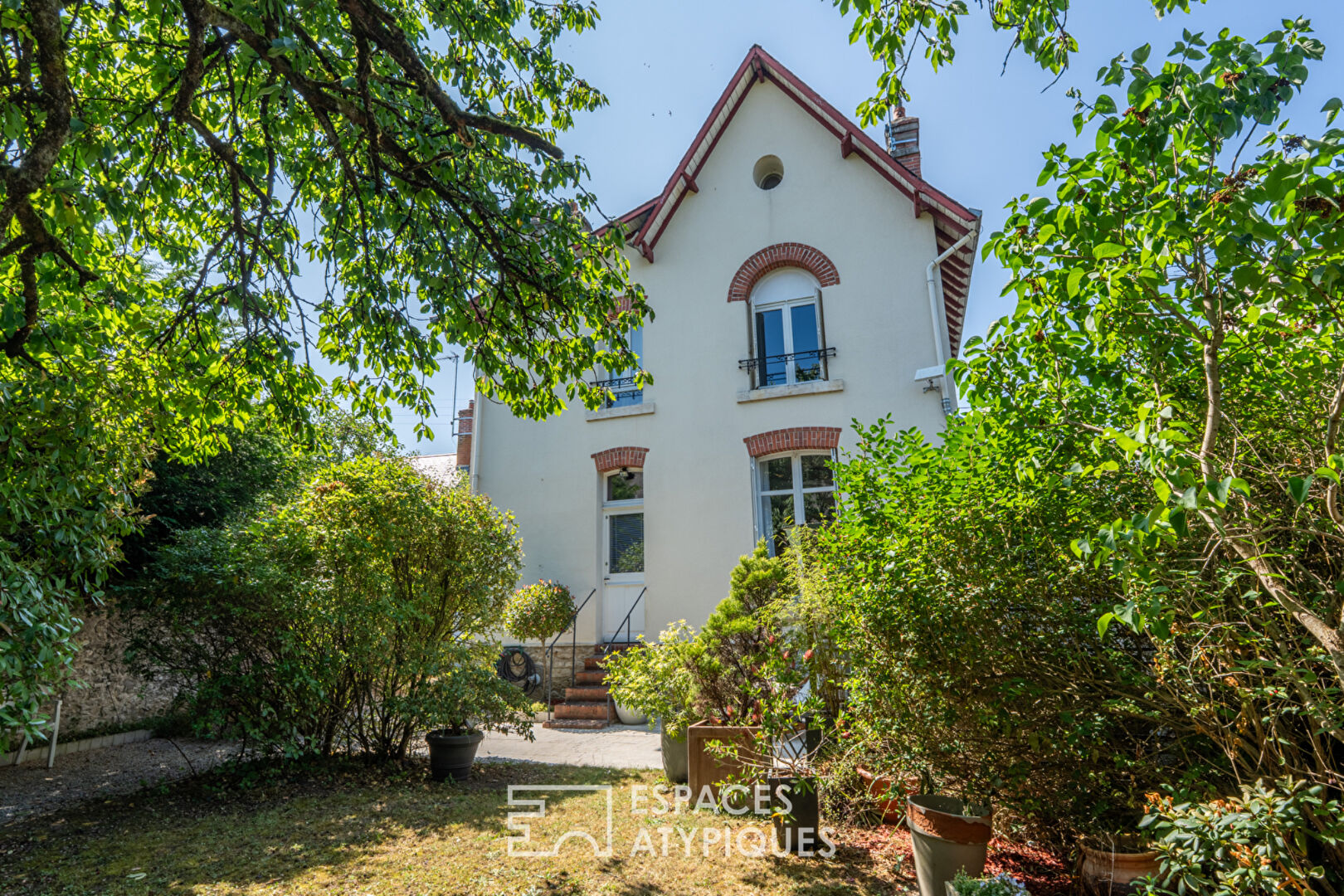 Maison de ville début XXème avec jardin arboré et garage