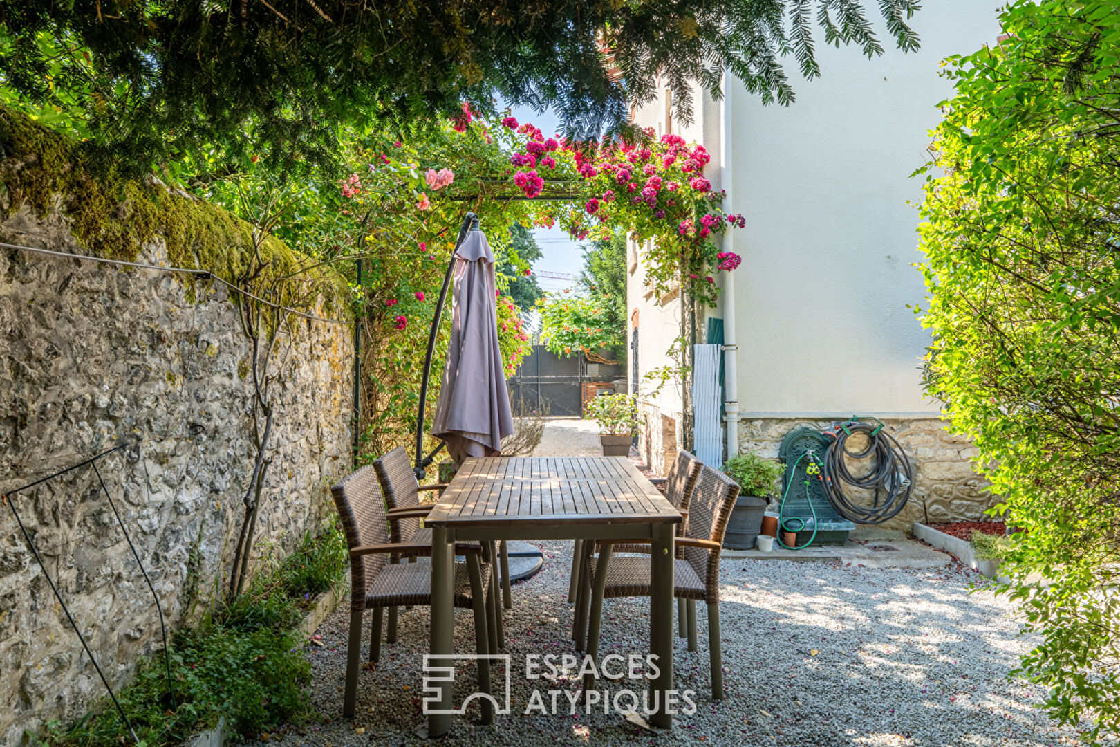 Maison de ville début XXème avec jardin arboré et garage