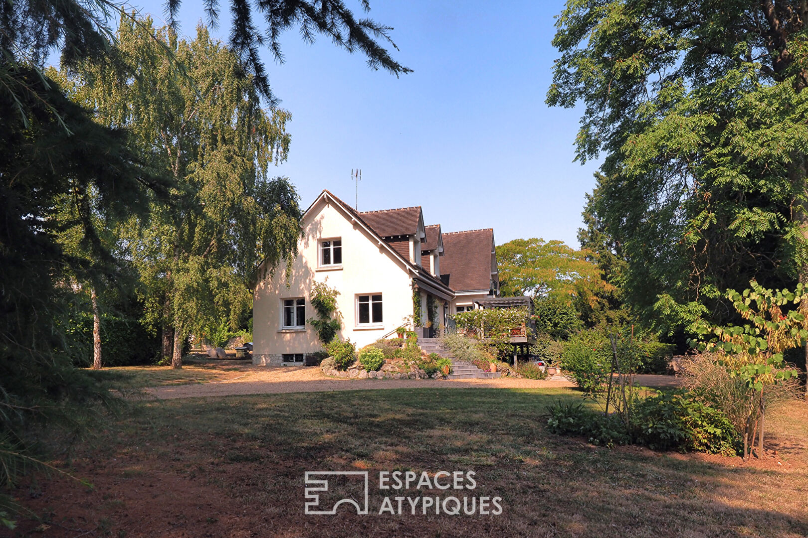 Propriété familiale avec terrasse et jardin arboré