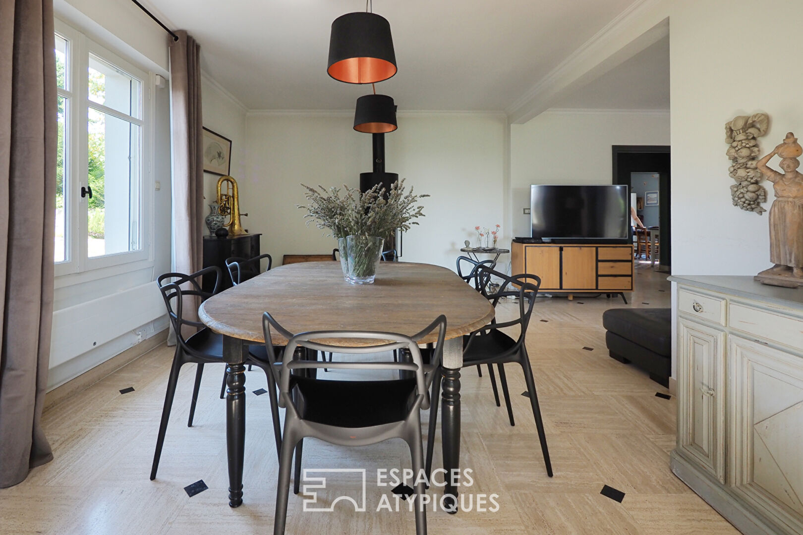 Propriété familiale avec terrasse et jardin arboré