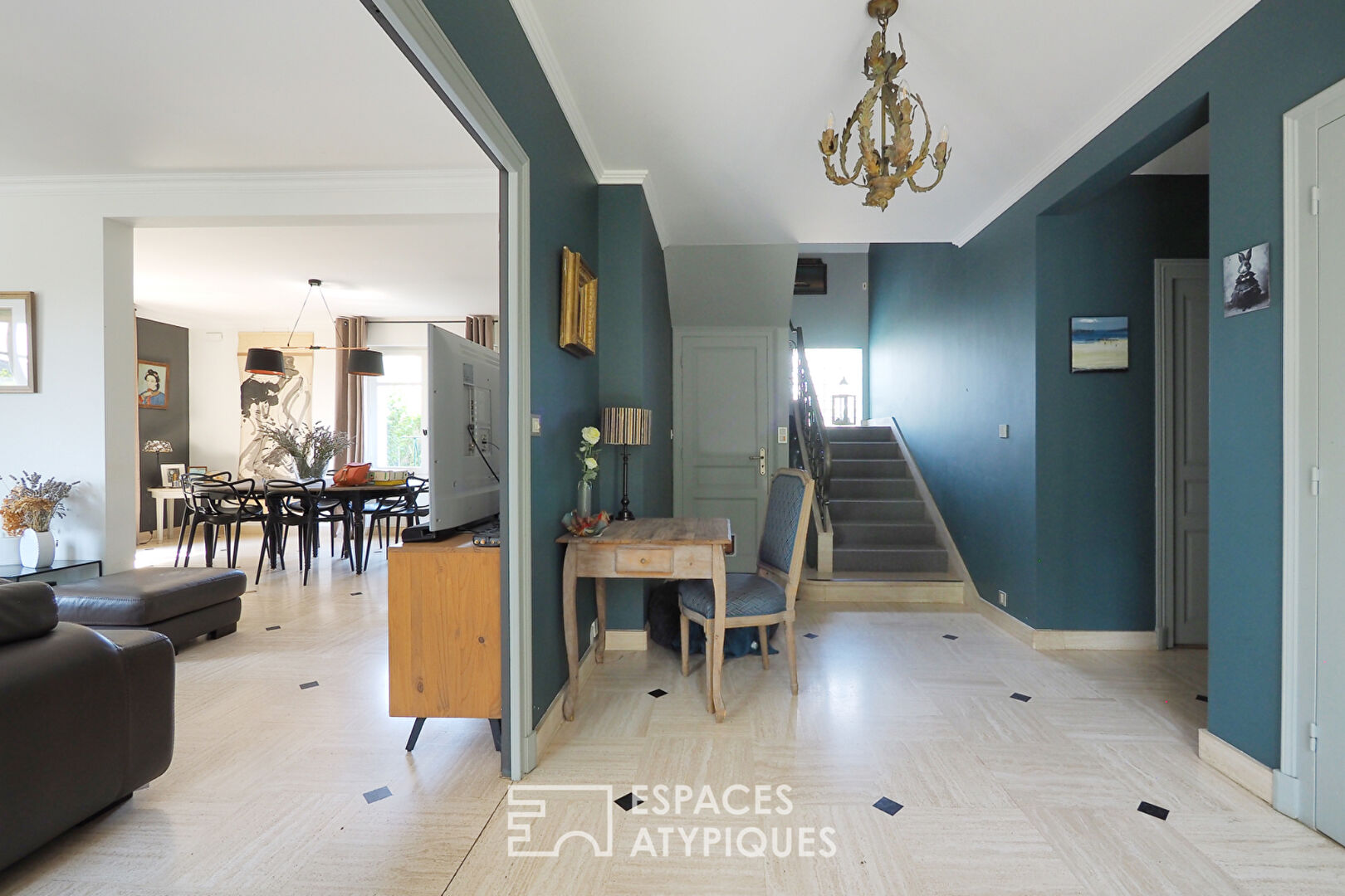 Propriété familiale avec terrasse et jardin arboré