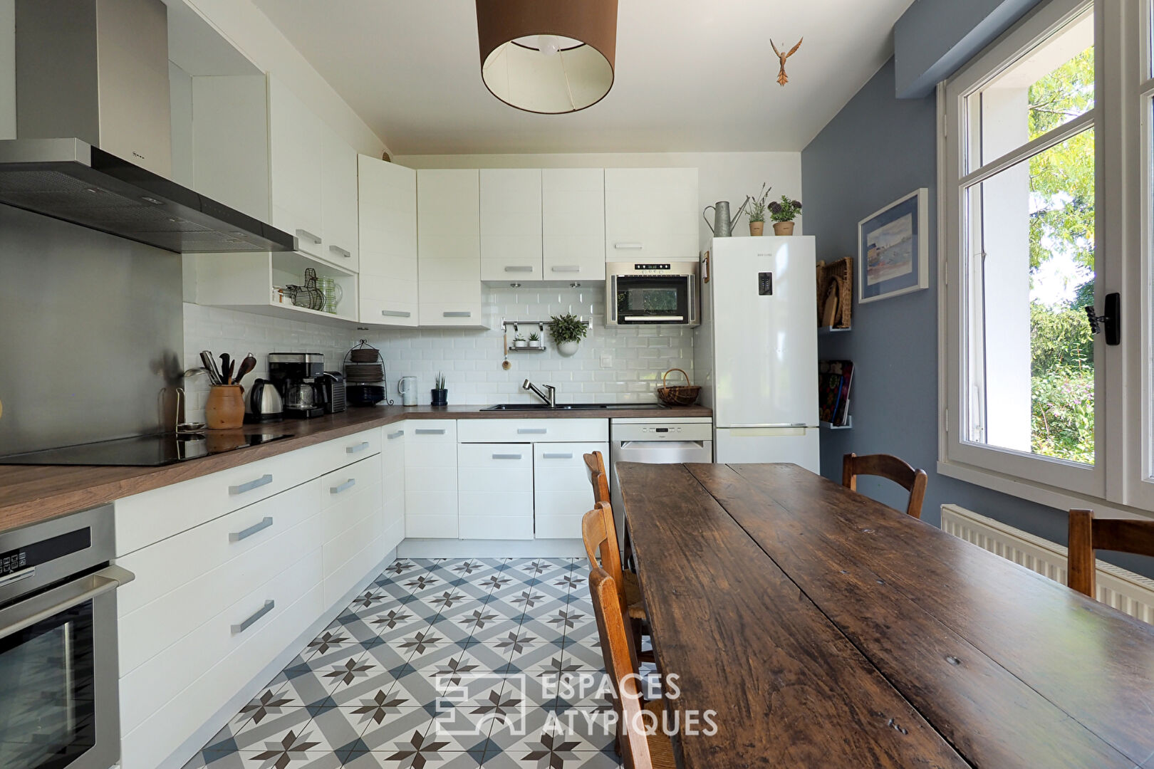 Propriété familiale avec terrasse et jardin arboré