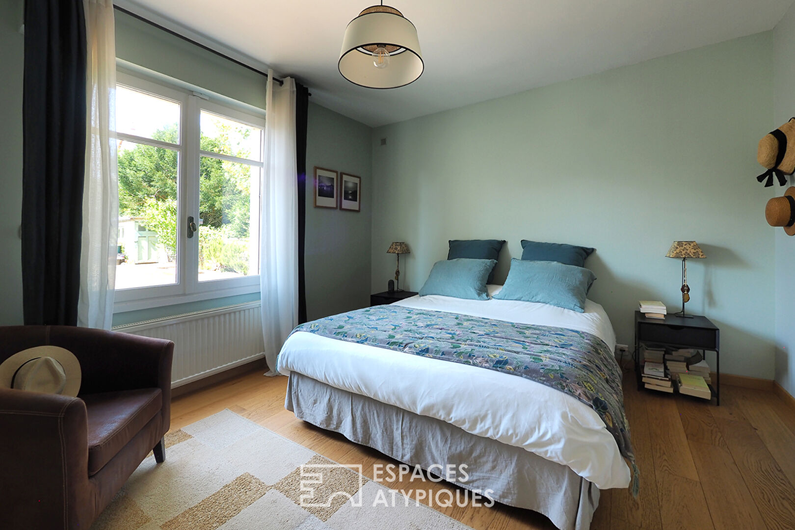 Propriété familiale avec terrasse et jardin arboré