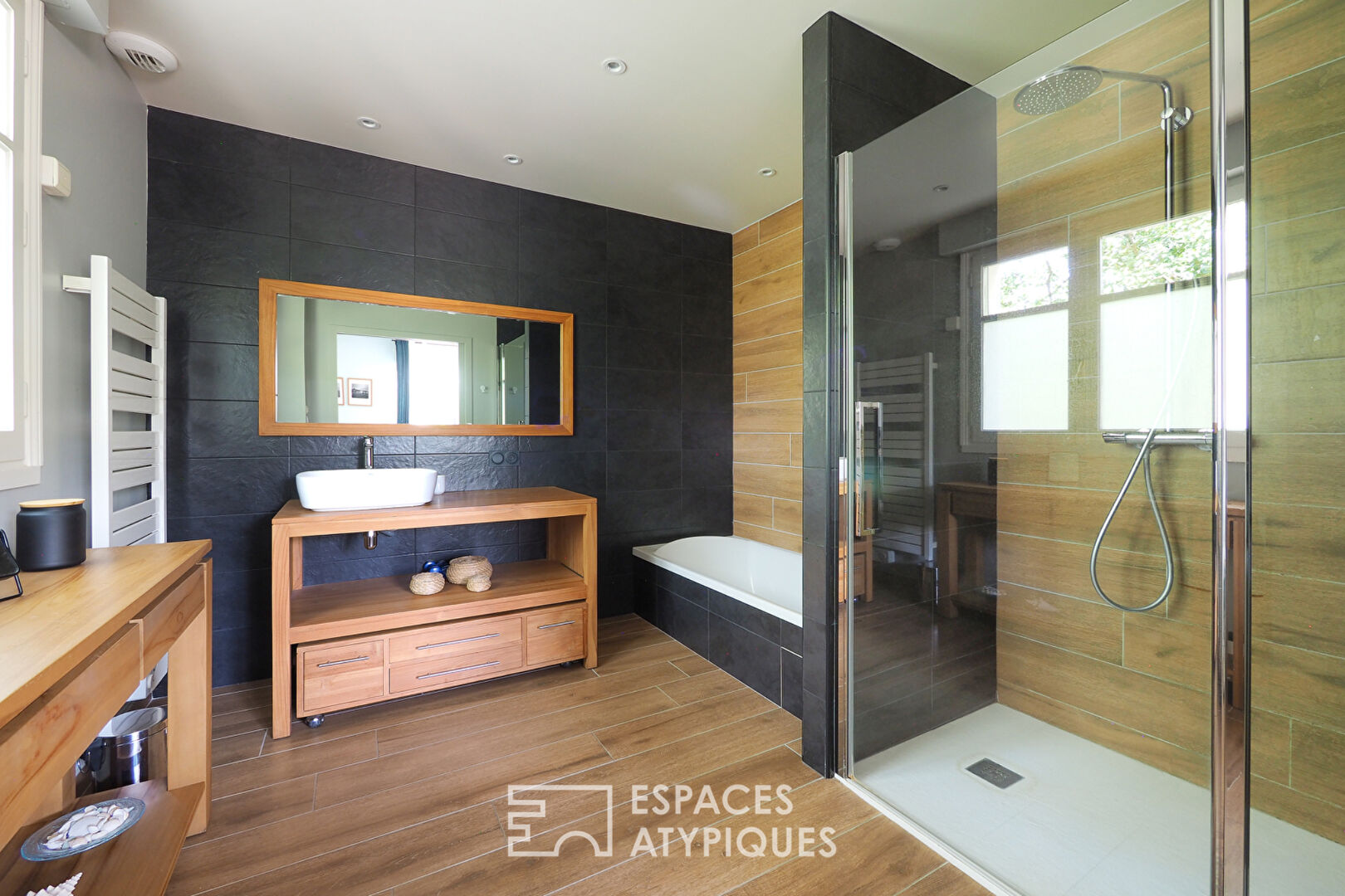 Propriété familiale avec terrasse et jardin arboré